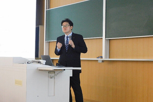 大学院での学びと仕事のつながりについて話す小西さん